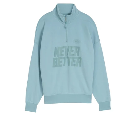Světle modrá mikina na zip s nápisem „Never Better“.