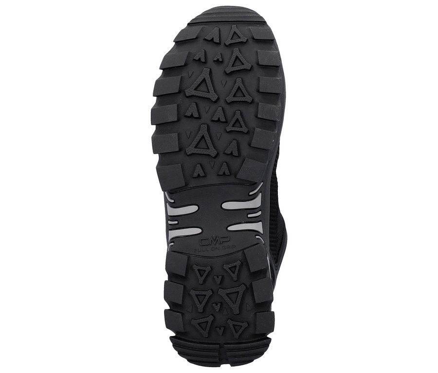 Podešev černé boty s hlubokým vzorkem.