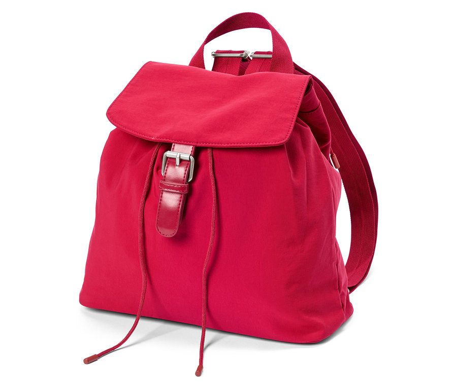 Červený batoh s klopou a zapínáním na přezku leží na bílém pozadí.