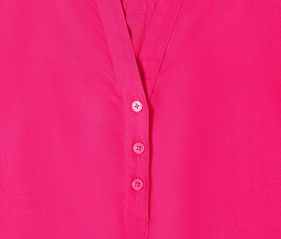 Detail růžové tunikové halenky CECIL s knoflíkovou légou a límečkem.