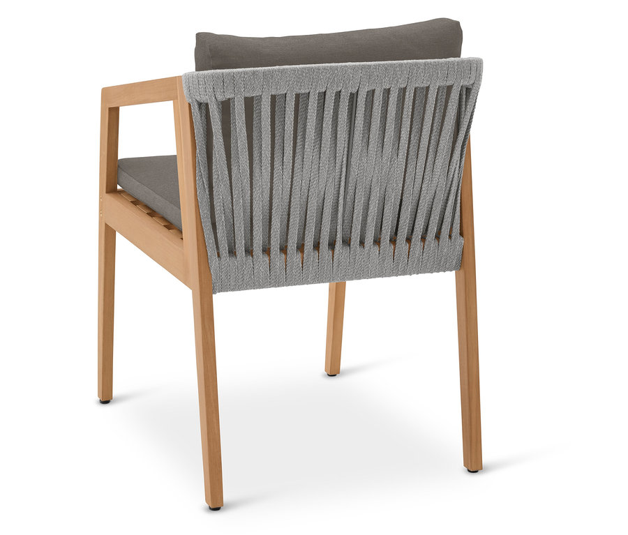 Zahradní židle s dřevěným rámem, šedým sedákem, opěradlem a polštářem.