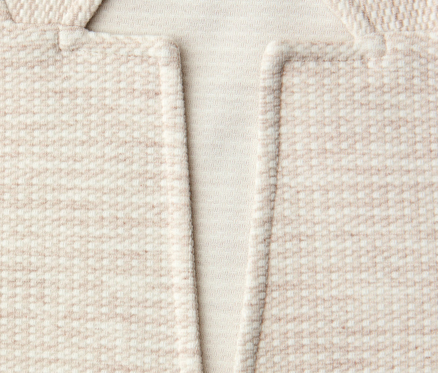 Detailní záběr na výstřih béžového a bílého žerzejového blejzru Street One.