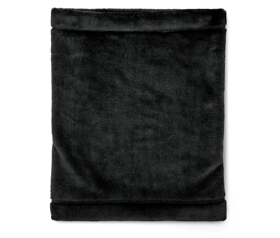 Černý, plyšový nákrčník s měkkou fleecovou texturou, ležící naplocho.