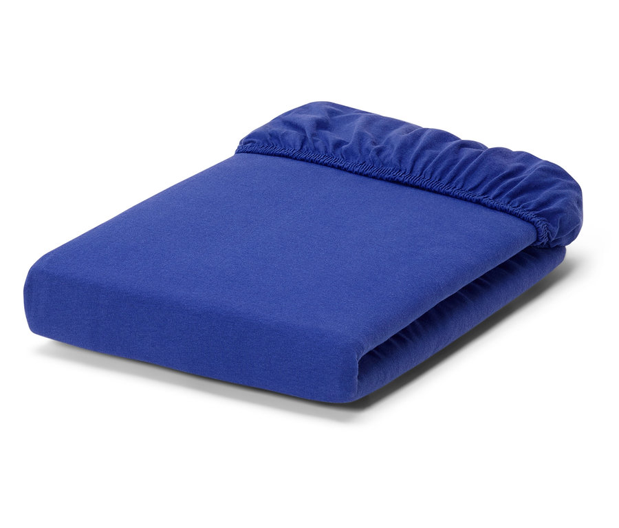 Složené modré prostěradlo s gumou leží na bílém pozadí.