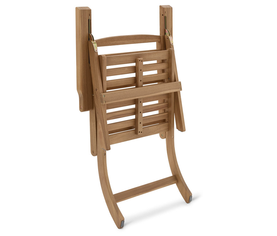 Složená dřevěná židle stojí na bílém pozadí.