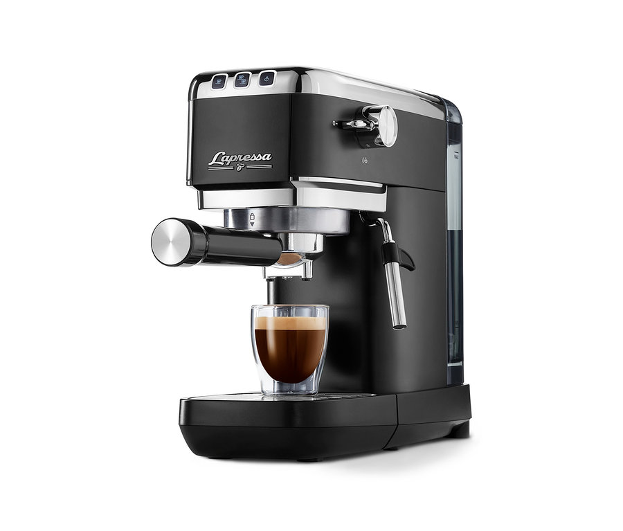 Kávovar na espresso v černé barvě s šálkem kávy.