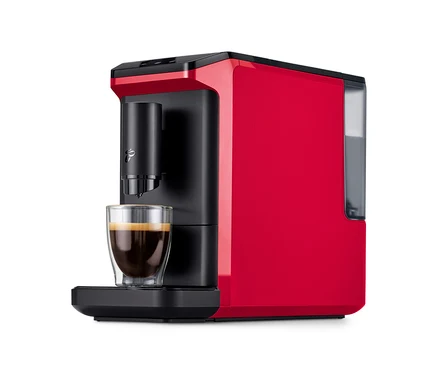 Červeno-černý plnoautomatický kávovar »Esperto mini«, Lovely Red, s šálkem kávy pod dávkovačem.