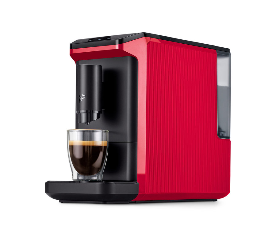 Červeno-černý plnoautomatický kávovar »Esperto mini«, Lovely Red, s šálkem kávy pod dávkovačem.