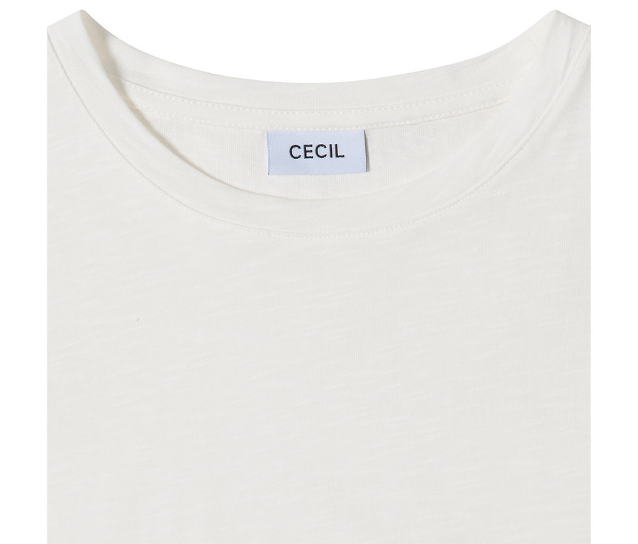 Bílé 3/4 triko CECIL s kulatým výstřihem a bílým štítkem CECIL všitým do zadní části límce.