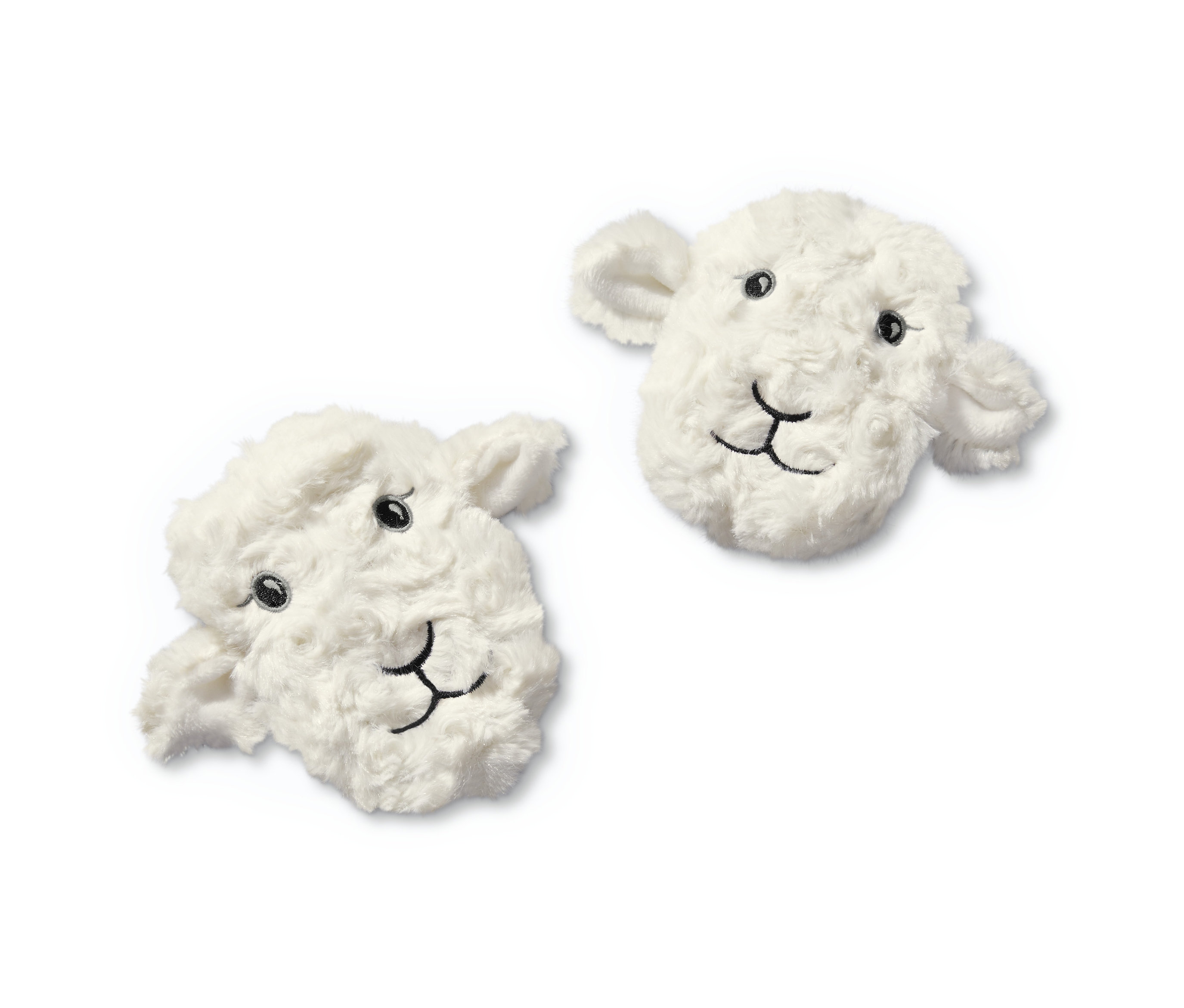 Dva hřejivé polštářky do kapsy ve tvaru ovčí hlavy leží na bílém pozadí.