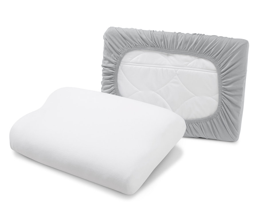 Dva žerzejové napínací povlaky na polštáře, jeden bílý polštář a jeden šedý povlak s elastickým okrajem.