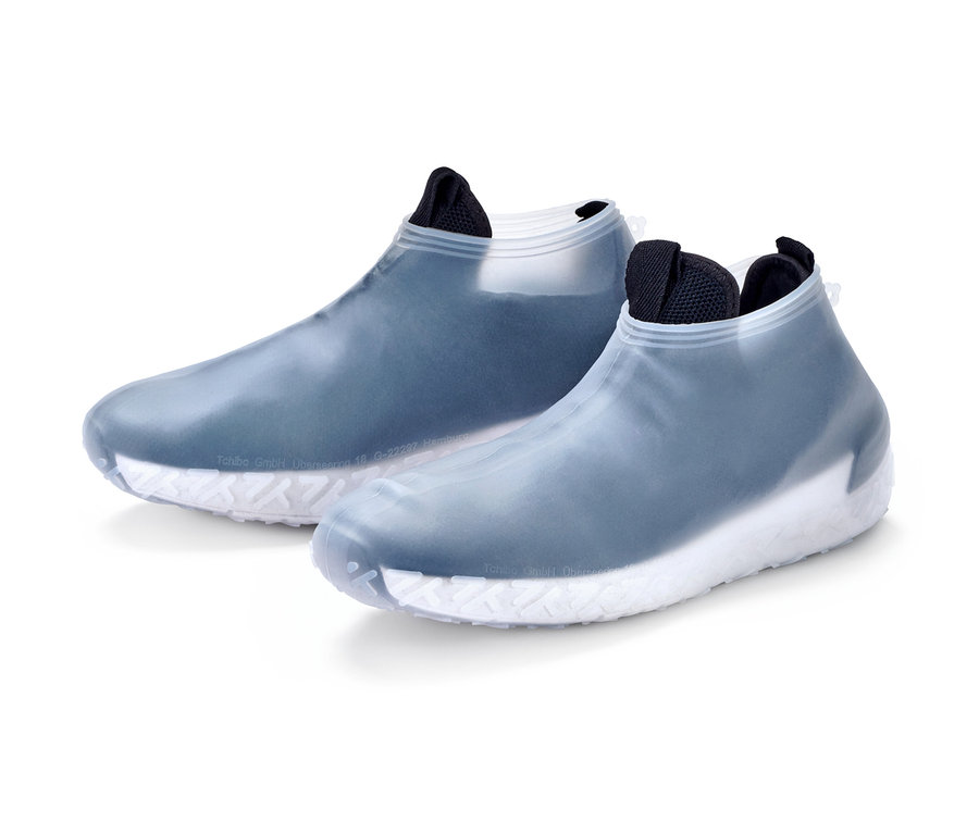 Dva nepromokavé návleky na obuv s bílou podrážkou.