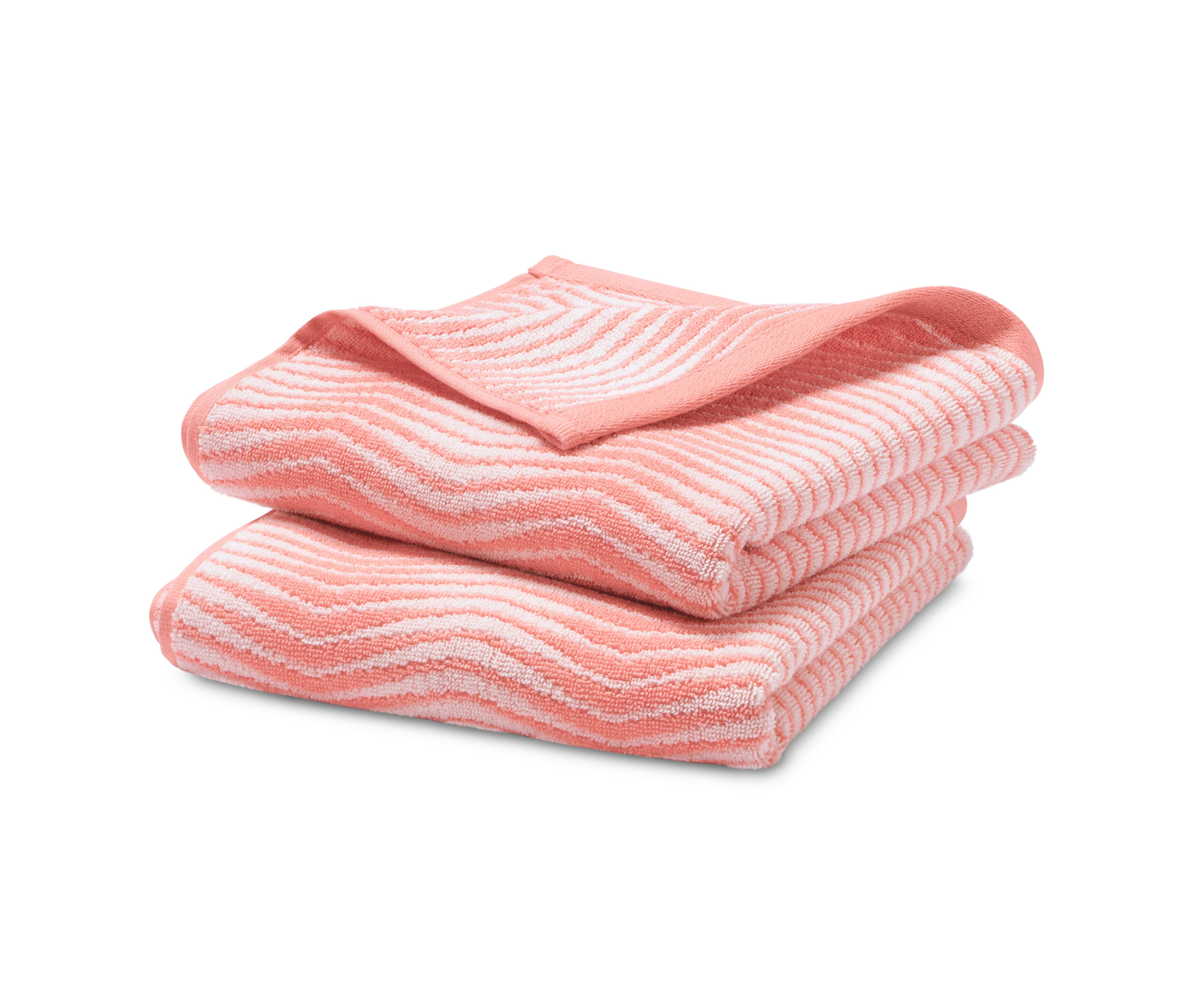 Na sobě naskládané dva žakárové ručníky meruňkové barvy.