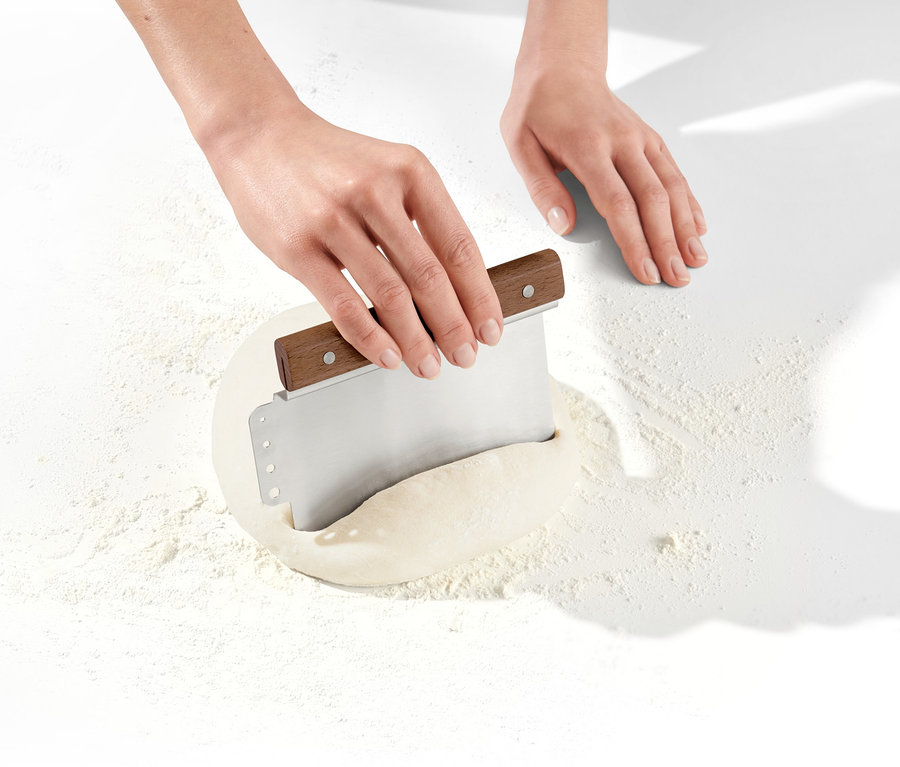 Ruční krájení těsta pomocí крајеч na těsto 2 v 1.