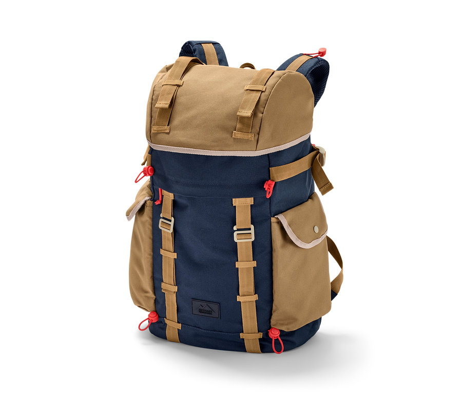 Detailní záběr na outdoorový batoh.