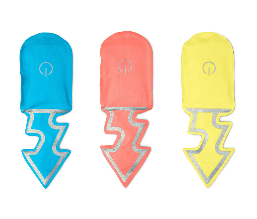 Tři magnetické LED světla "Blesk" v modré, růžové a žluté barvě leží vedle sebe.