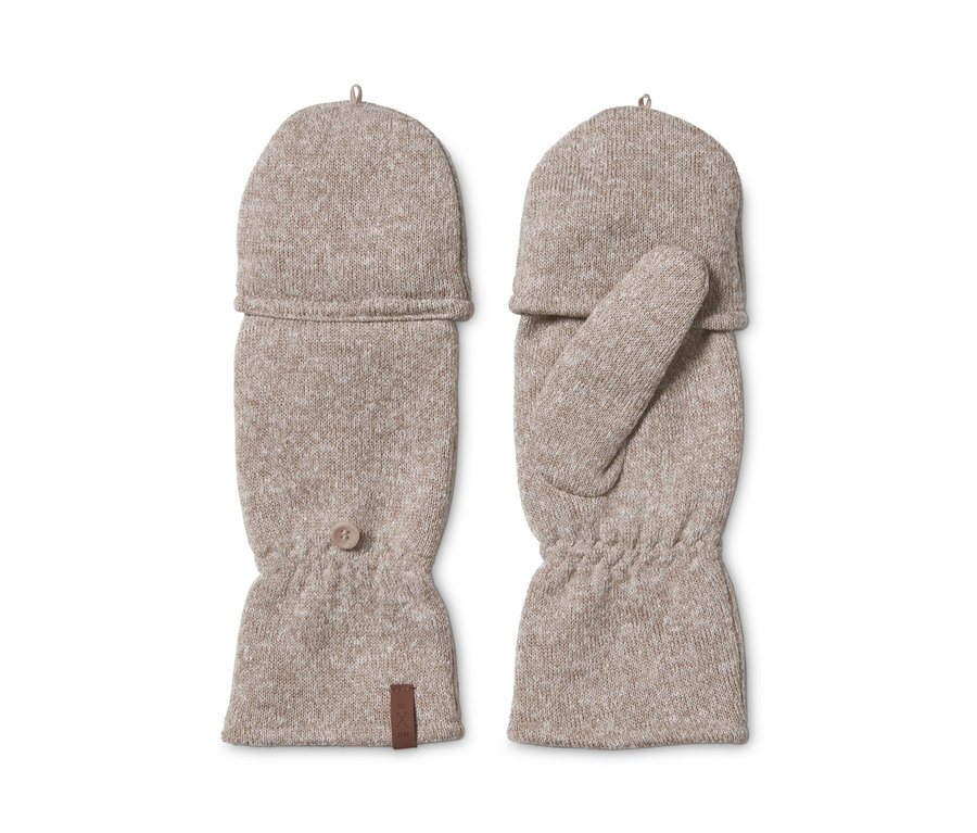 Dvě béžové odklápěcí palčáky z pleteného fleecu leží vedle sebe na bílém pozadí.