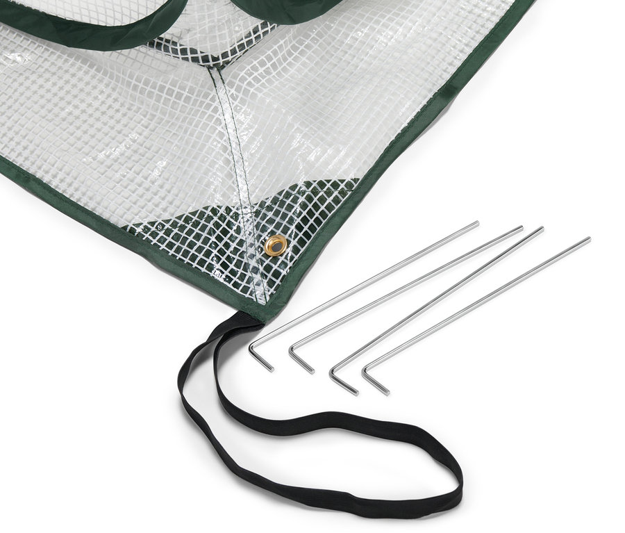 Detail rohu vysokého samorozkládacího stanu na ochranu rostlin se třemi kolíky a černým popruhem.