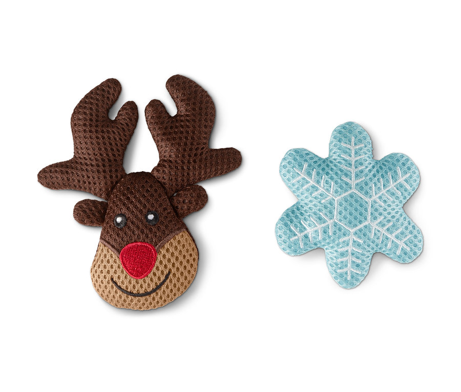 Hračka pro kočky ve tvaru hnědého soba s červeným nosem a modré sněhové vločky.