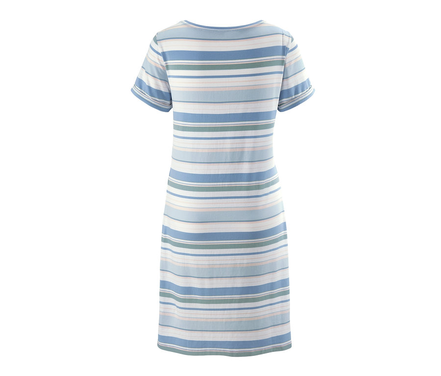 Pohled zezadu na noční košili s krátkým rukávem s modrými, zelenými, růžovými a bílými vodorovnými pruhy.