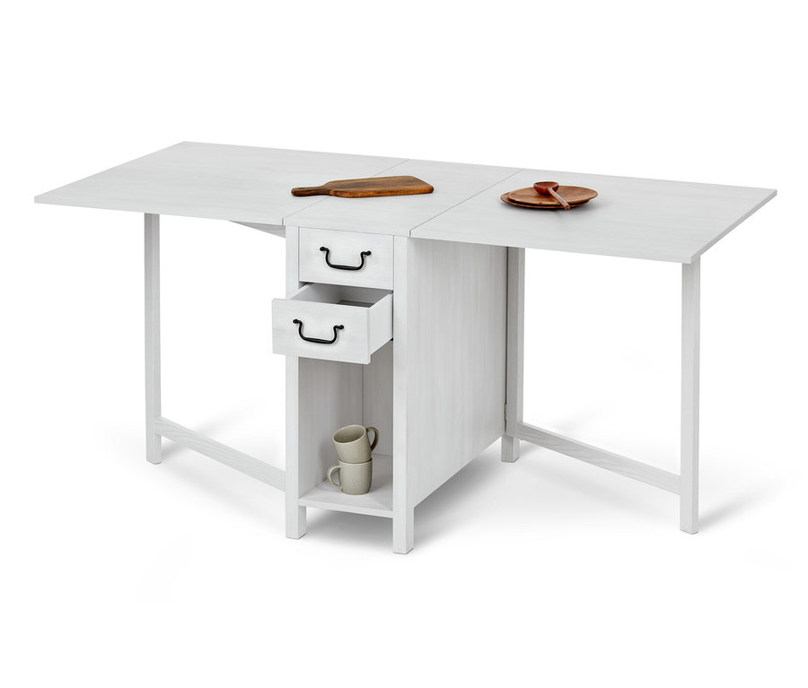 Rozkládací kuchyňský stůl s otevřenou zásuvkou, na kterém leží dřevěné prkénko a talíř.