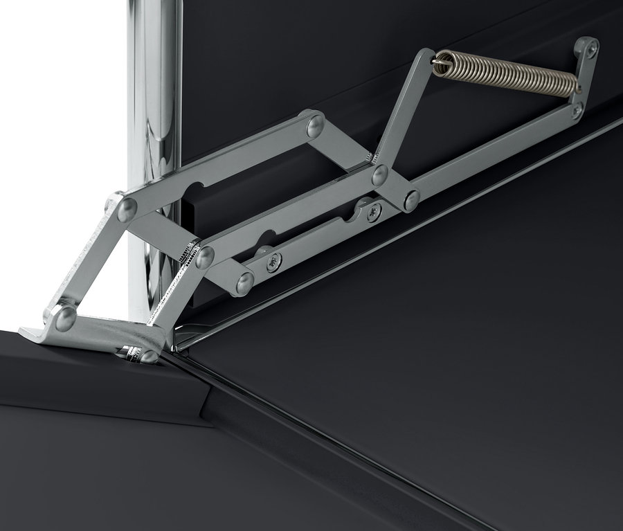 Detail mechanismu výklopných dvířek černého kovového kontejneru na kolečkách CN3.