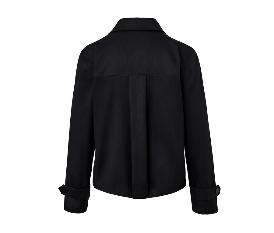 Detail zadní strany černé košilové bundy.