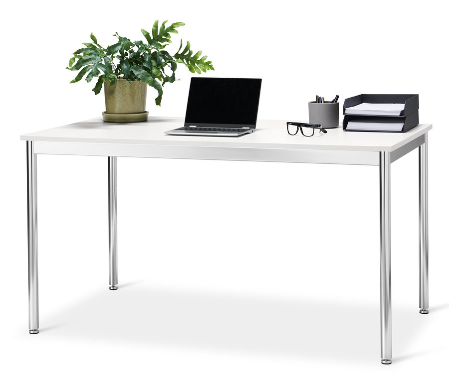 Na bílém psacím stole »CN3« stojí laptop, brýle, rostlina v květináči a organizér na dokumenty.