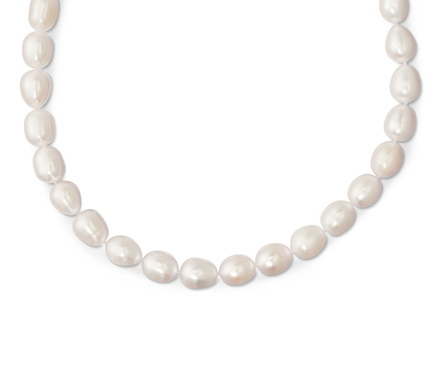 Náhrdelník z uměle pěstovaných sladkovodních perel na bílém pozadí.