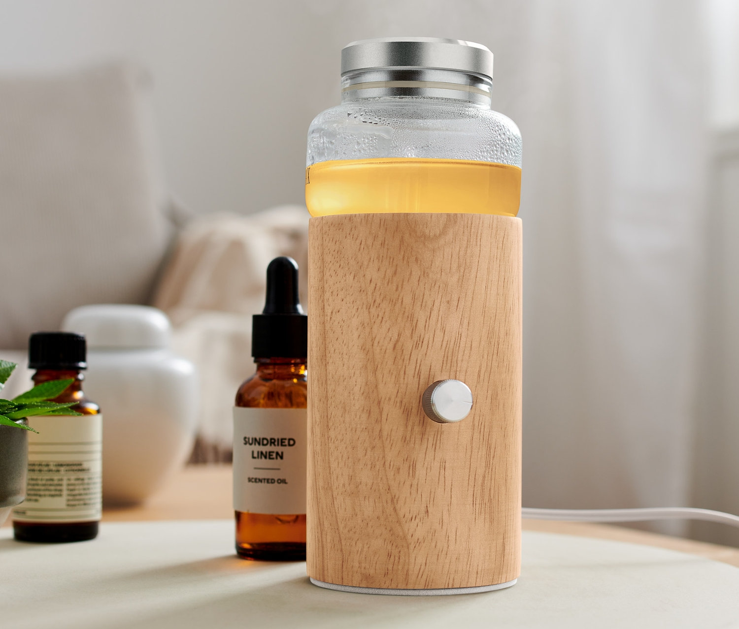 Aroma difuzér na esenciální oleje na stole.