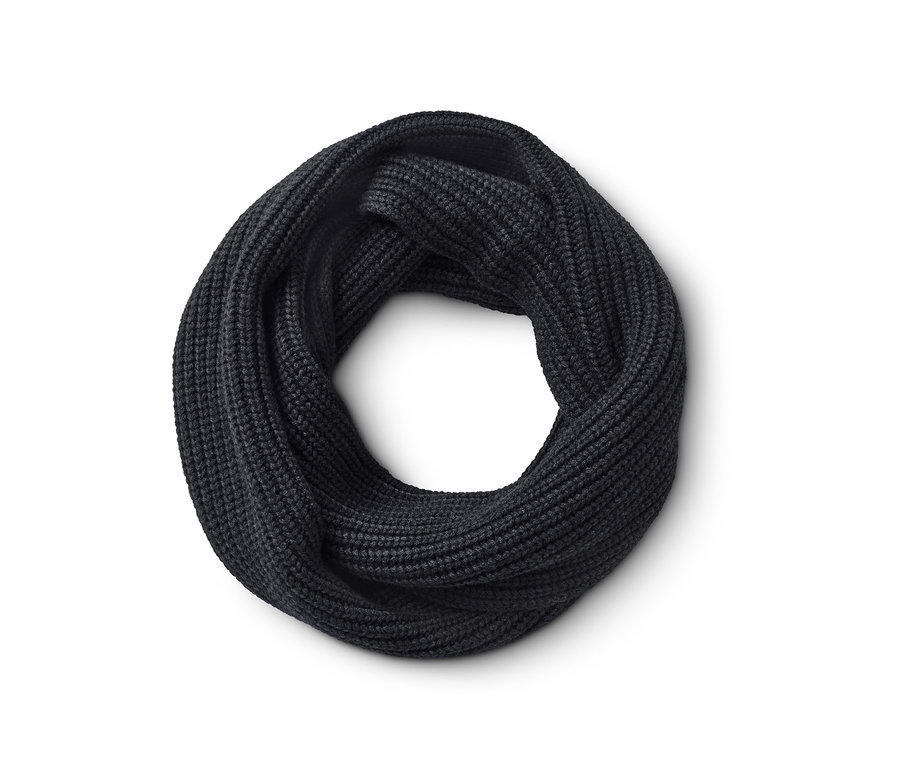 Černý kruhový šál na bílém pozadí.