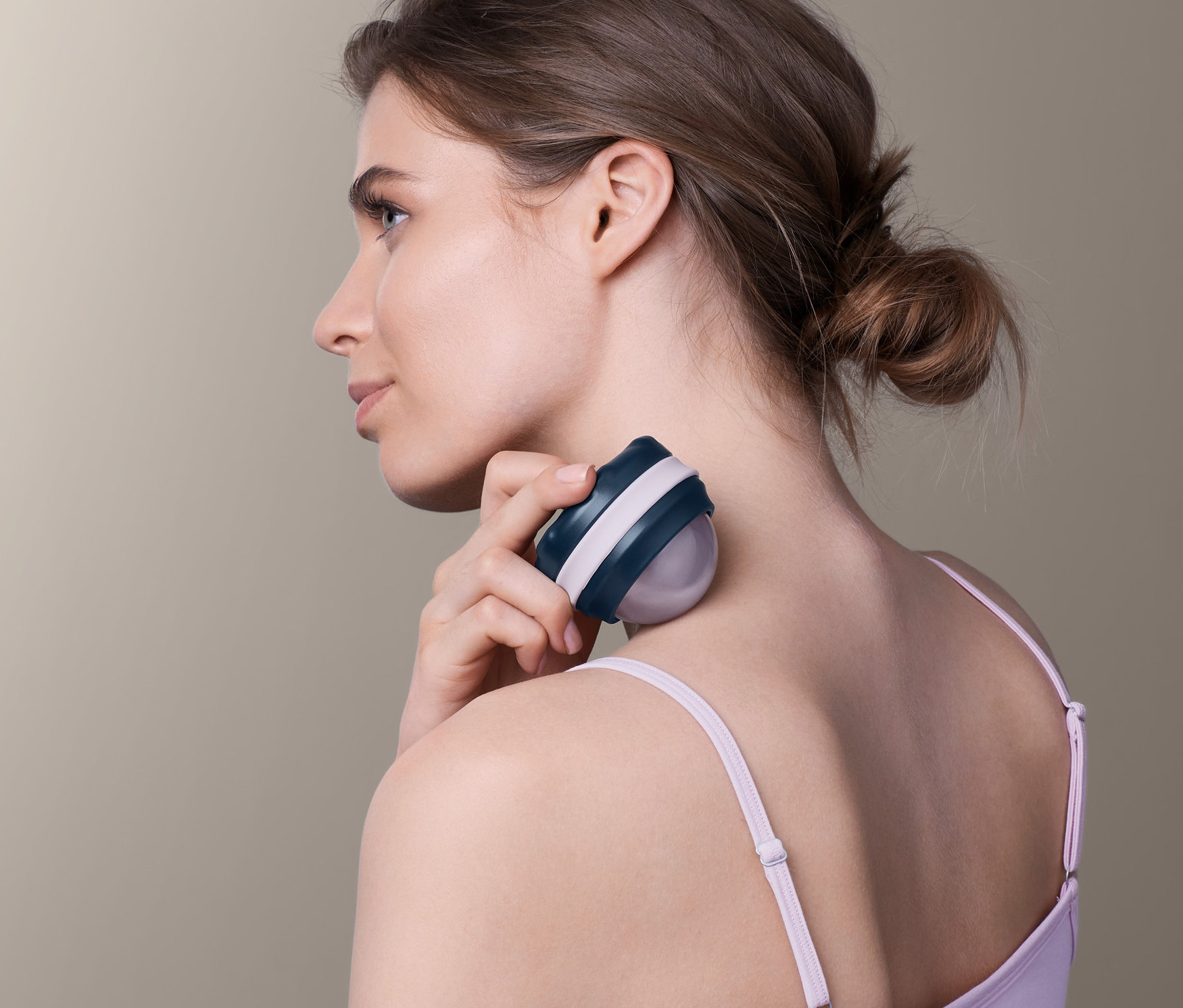 Žena používá masážní kouli na krk.