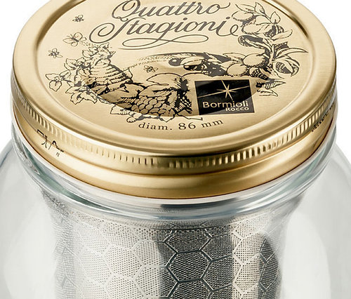 Detail sklenice pro přípravu cold brew »BrewJar« s kovovým víčkem.