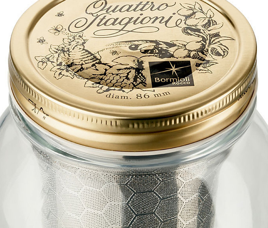 Detail sklenice pro přípravu cold brew »BrewJar« s kovovým víčkem.