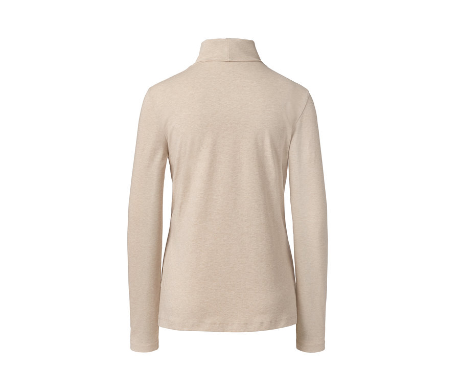 Detail krémového dlouhého trika s rolákovým límcem.