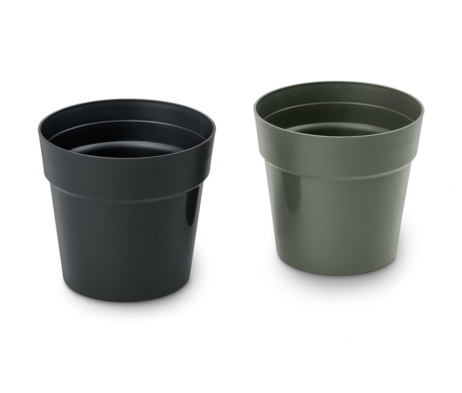 Dva ozdobné květináče na bylinky, jeden černý a jeden zelený.