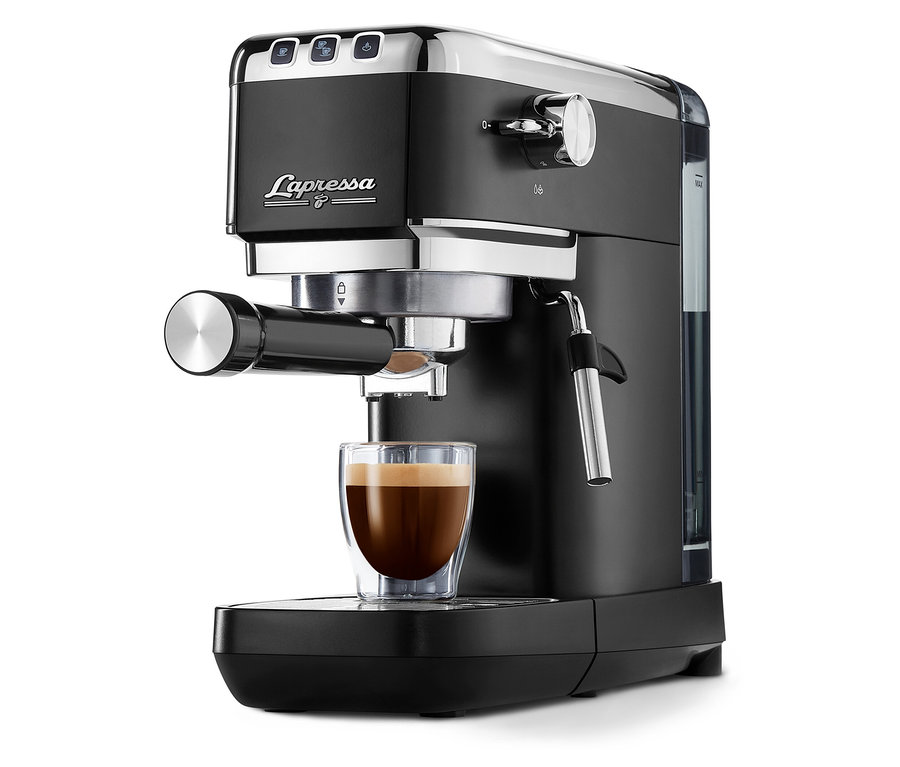 Kávovar na espresso v černé barvě s šálkem kávy.