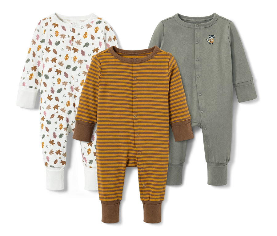 Tři pyžama s dlouhým rukávem. Jedno bílé s potiskem listů, druhé hnědé proužkované a třetí šedé s nášivkou.