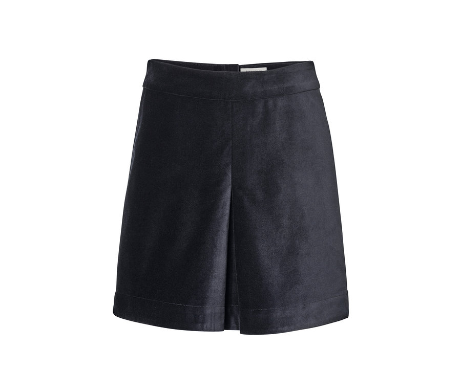 Černá krátká sametová sukně.