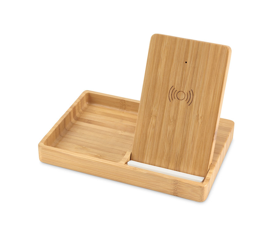 Bezdrátová nabíjecí stanice z bambusu s přihrádkou na drobnosti.