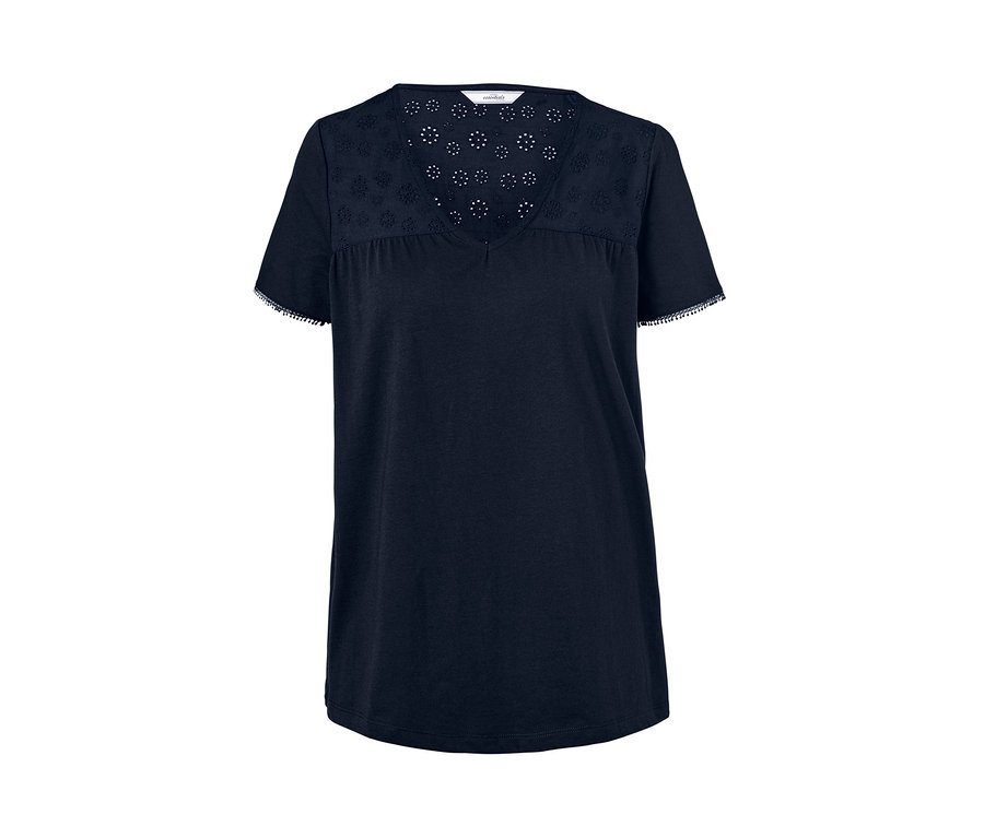 Tmavě modré triko s výšivkou na horní části.