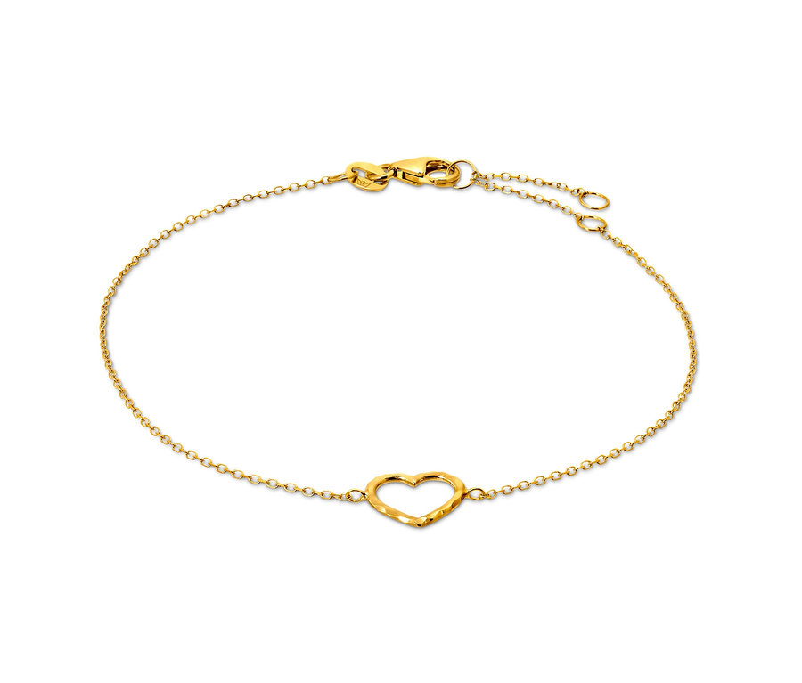 Zlatý náramek se srdíčkem na bílém pozadí.