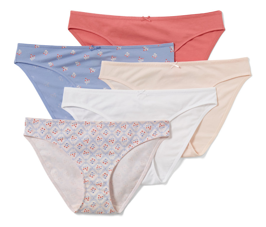 Pět párů kalhotek různých barev a vzorů na sobě.