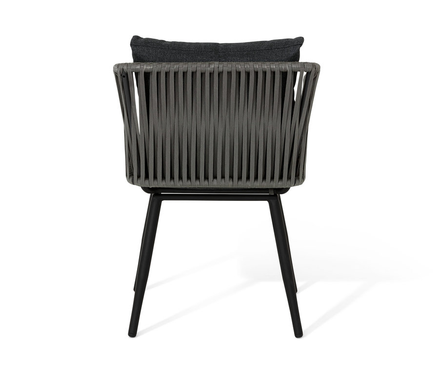 Pohled zezadu na jídelní křeslo s textilním výpletem a tmavě šedým polštářem na sedadle.