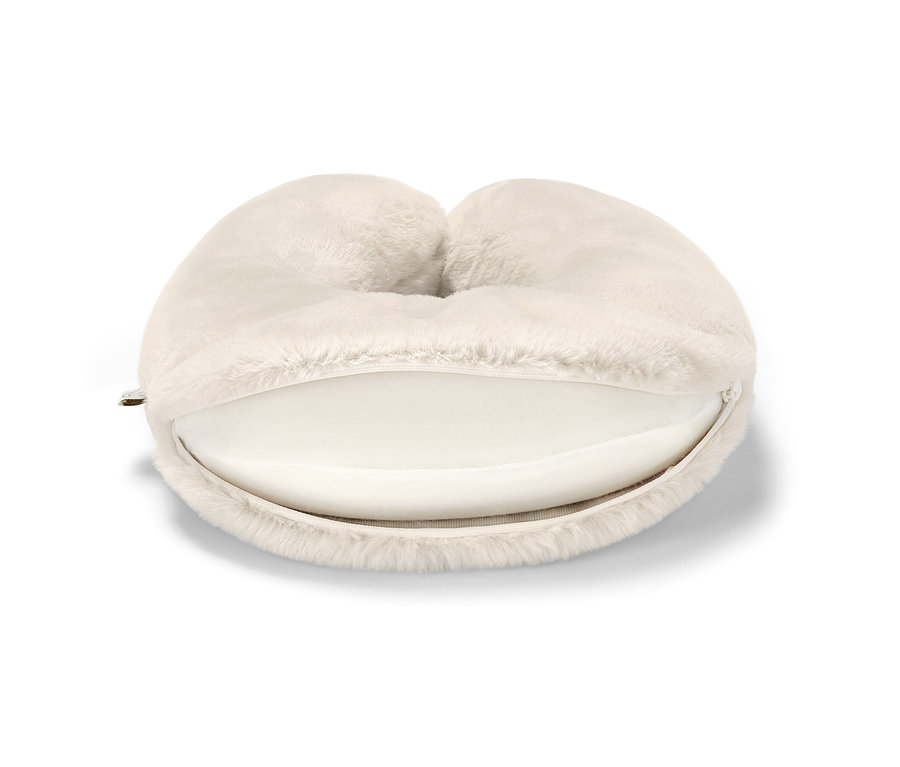 Krémový šíjový polštářek z paměťové pěny na bílém pozadí.