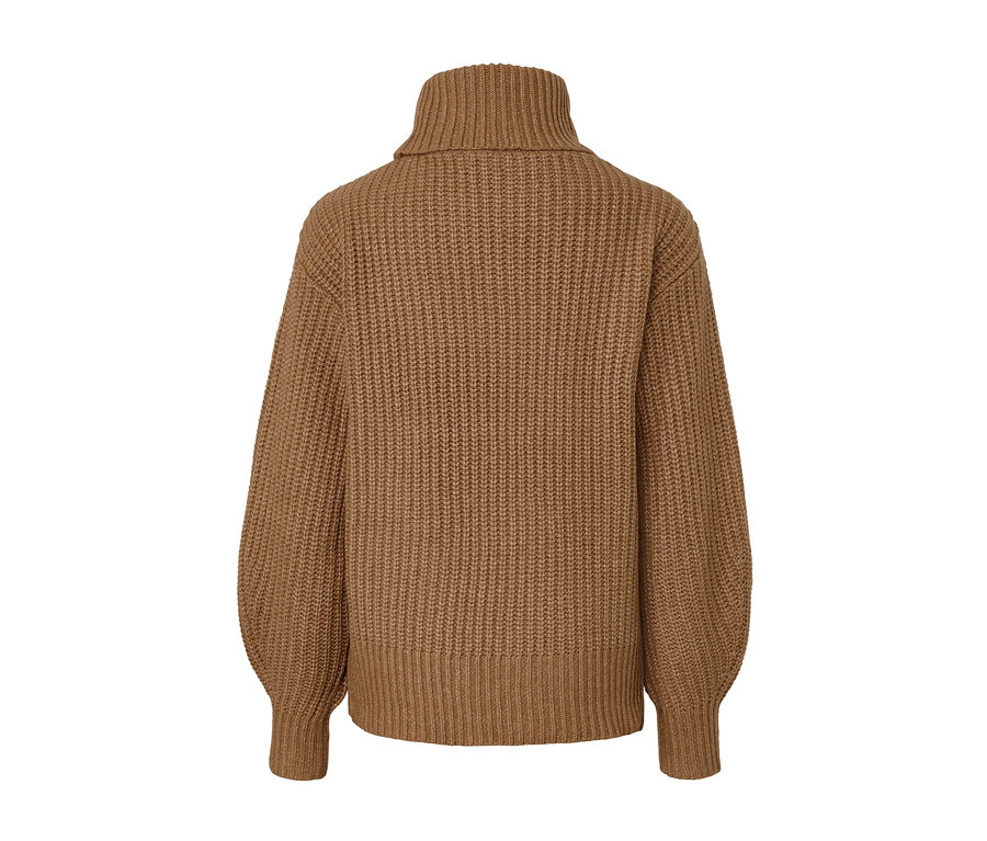 Detail hnědého svetru z hrubé pleteniny s rolákovým límcem.