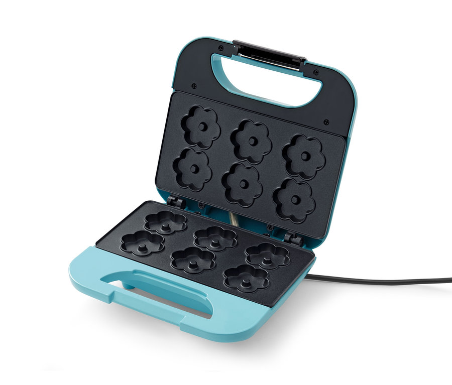 Otevřený vaflovač na květinové vafle.