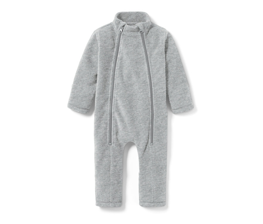 Šedý fleecový overal pro miminka s dlouhými rukávy a zipem uprostřed.