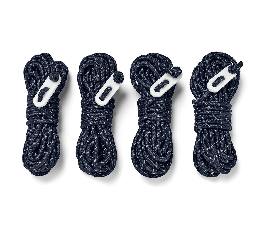 Čtyři reflexní napínací lana, stočená a svázaná, leží vedle sebe na bílém pozadí.