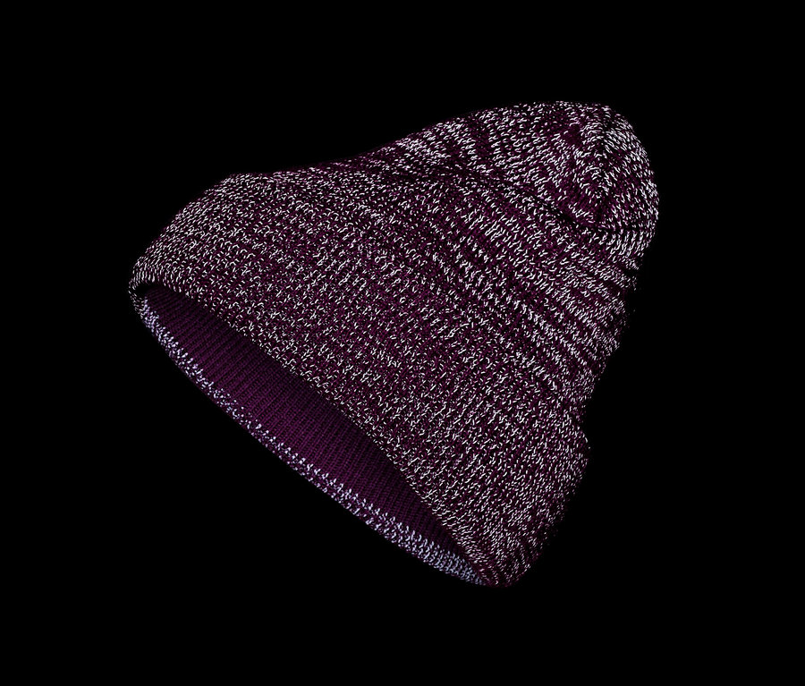 Detail fialové pletené čepice.